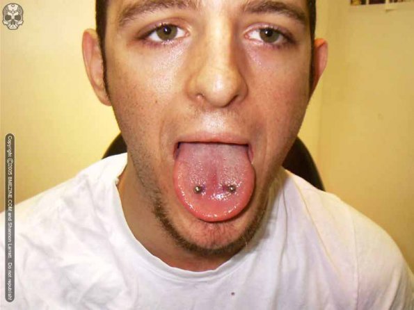 horizontal-tongue-piercing4_595